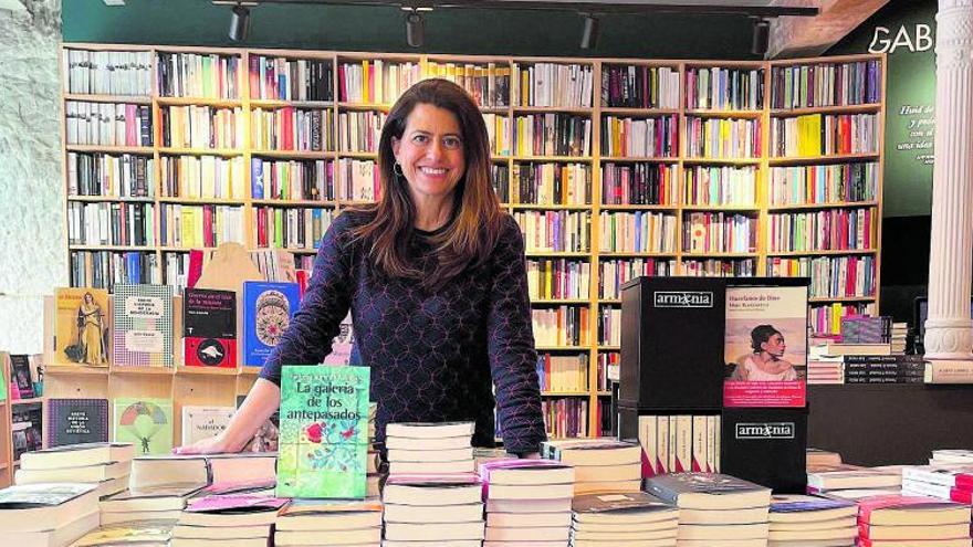 Andrea Cabrera, ayer, en la librería Antonio Machado donde presentó ayer su primera novela. | | E.D.