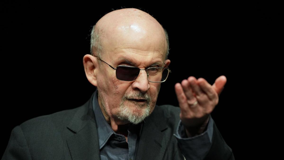 El escritor Salman Rushdie, que perdió un ojo en el ataque, en una foto reciente en Alemania.