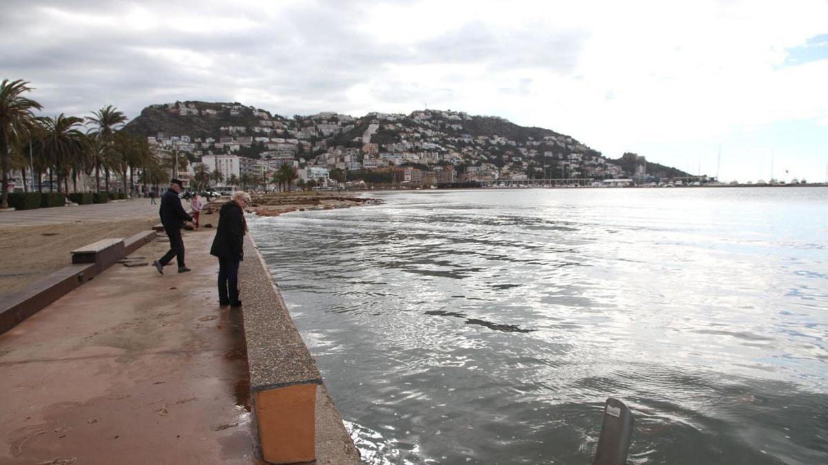 La platja de la Punta que a causa de l’espigó cada any es queda sense sorra.