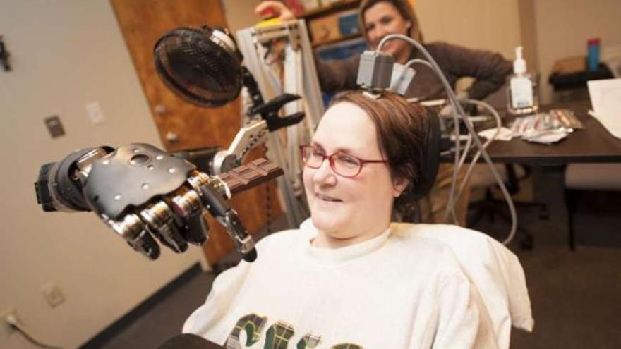 Una mujer tetrapléjica logra mover un brazo robótico con el pensamiento