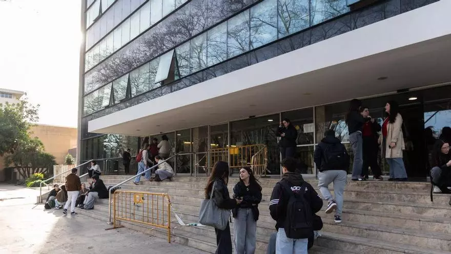 El alumnado de la UV pide al nuevo rector o rectora actualizar las carreras y más espacio en el campus.