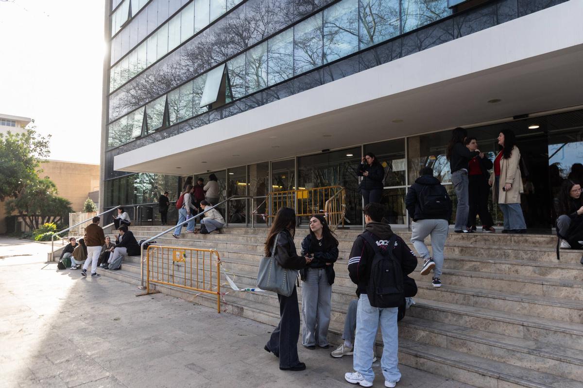 Estudiantes en la facultad de Filología de la UV.