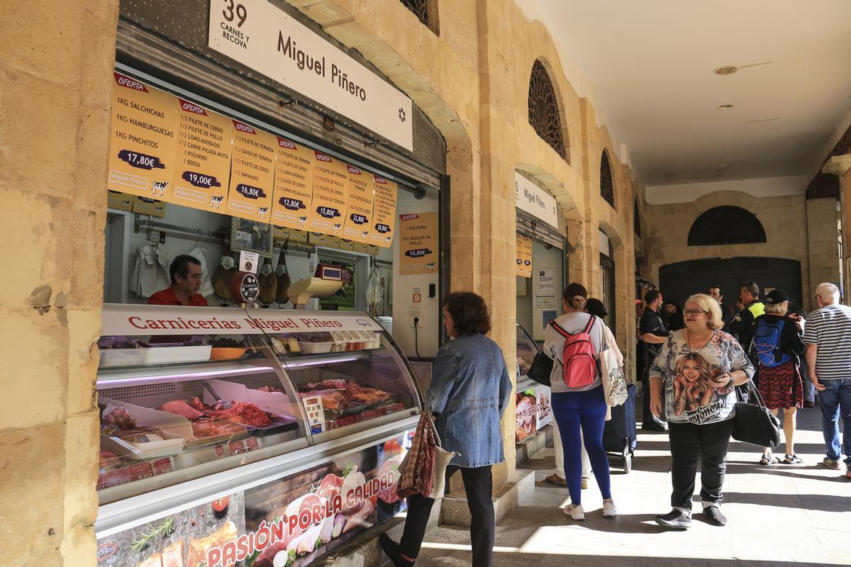 Puestos de mercado en el Mercado Central de la ciudad de Cádiz por la mañana