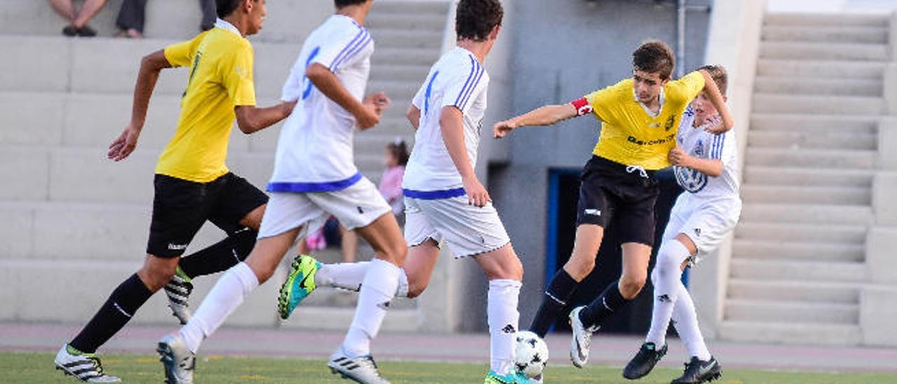 Nacho, capitán del Siete Palmas, con ventaja ante el defensor claretiano.