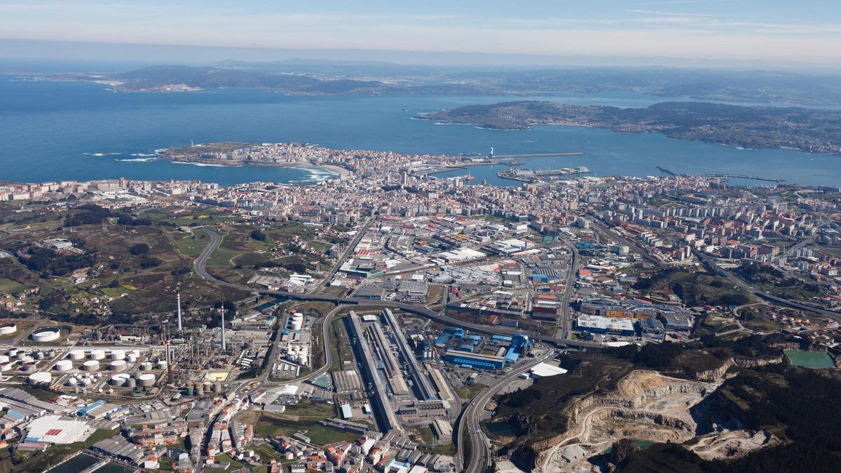 Vista aérea tomada en 2016 del polígono de Agrela-Bens, en primer término, con la ciudad al fondo.
