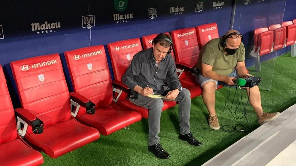 José Ramón de la Morena, anoche, en el banquillo del Wanda Metropolitano preparando su última madrugada