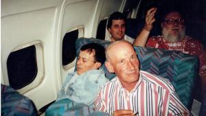 Anton Turné, cigarrillo en mano, en el avión camino a Atenas en 1994.