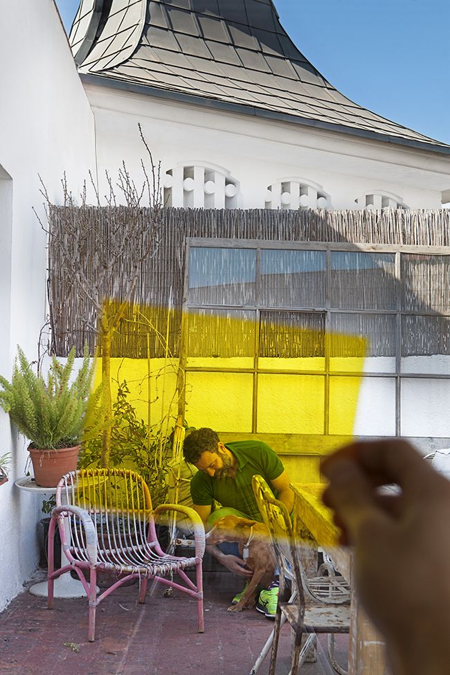 Guille García Hoz con uno de sus perros en la terraza de su casa