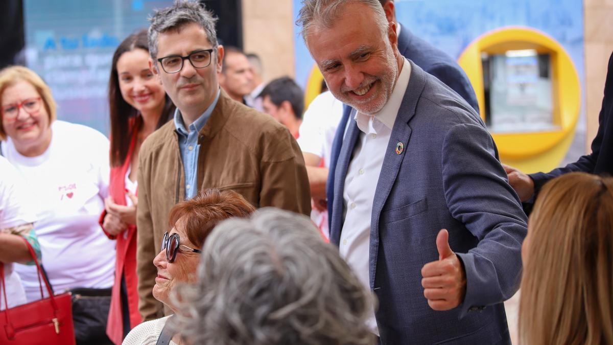Ángel Víctor Torres saluda, ayer en La Palma, a los simpatizantes y militantes socialistas junto al ministro Félix Bolaños.
