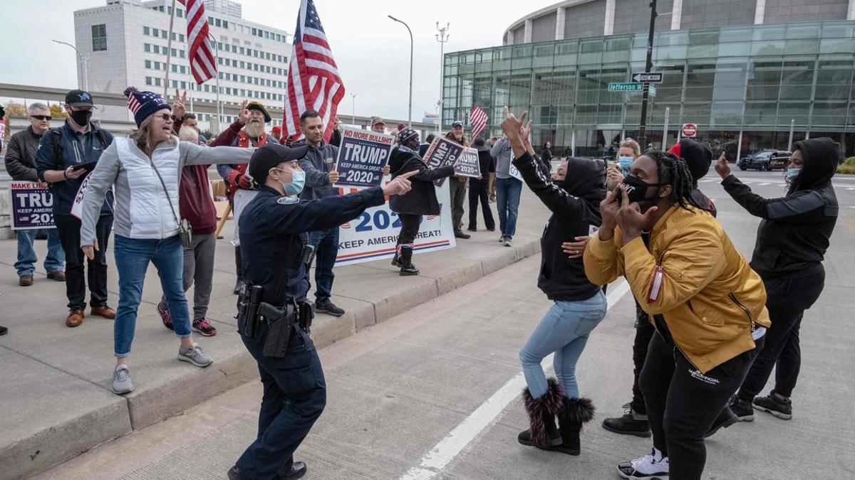 Partidarios de Trump y de Biden se encaran en los alrededores del centro de recuento de votos de Detroit.