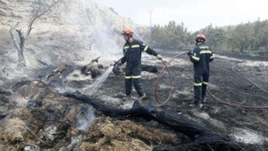 Un violento incendio arrasa una chatarrería en La Puebla