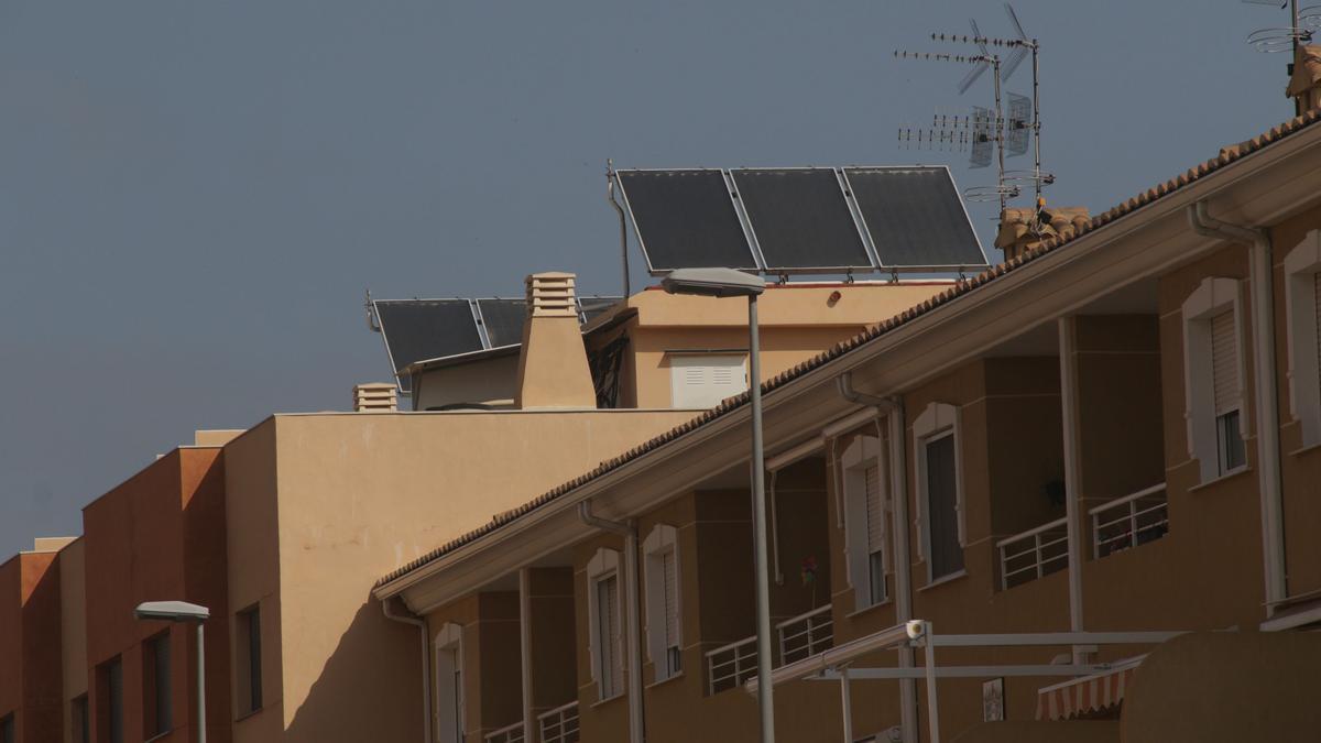 Placas solares sobre una vivienda