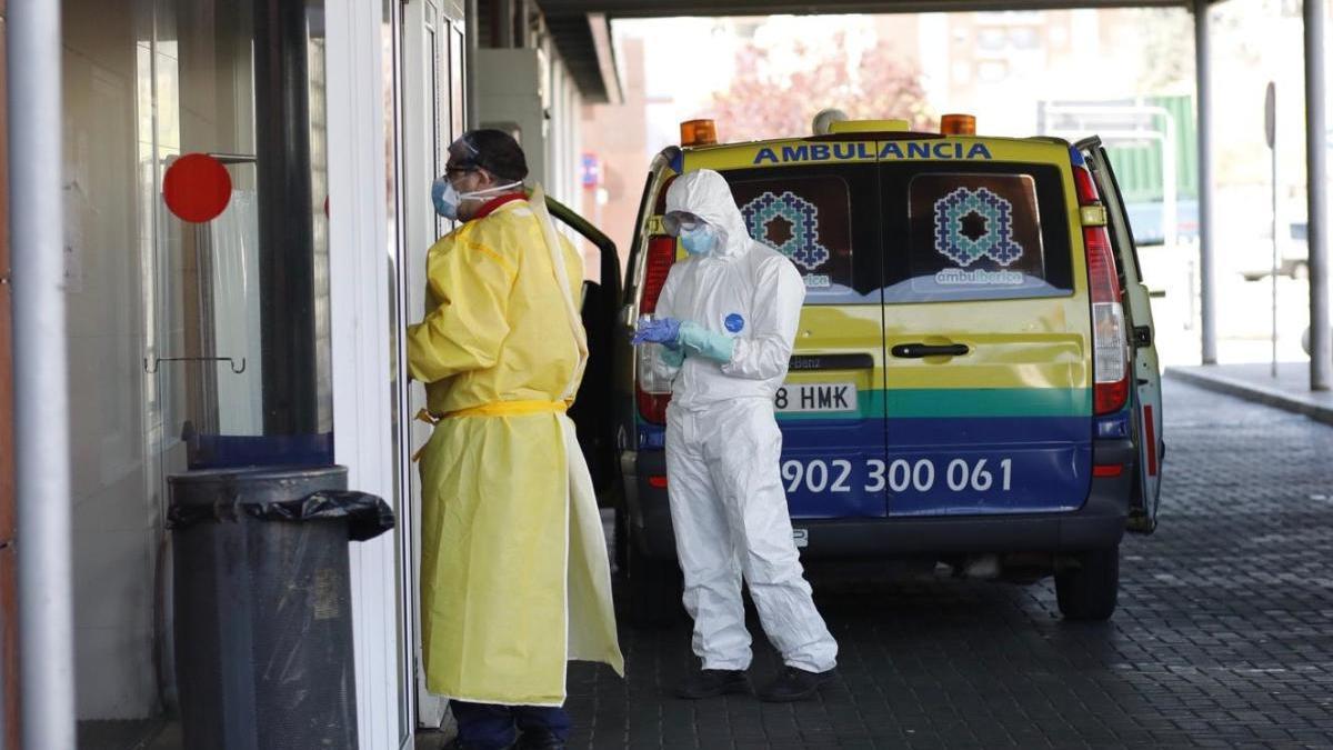 Sigue la última hora del coronavirus en Zamora. En la imagen, sanitarios a las puertas del Hospital Virgen de la Concha.