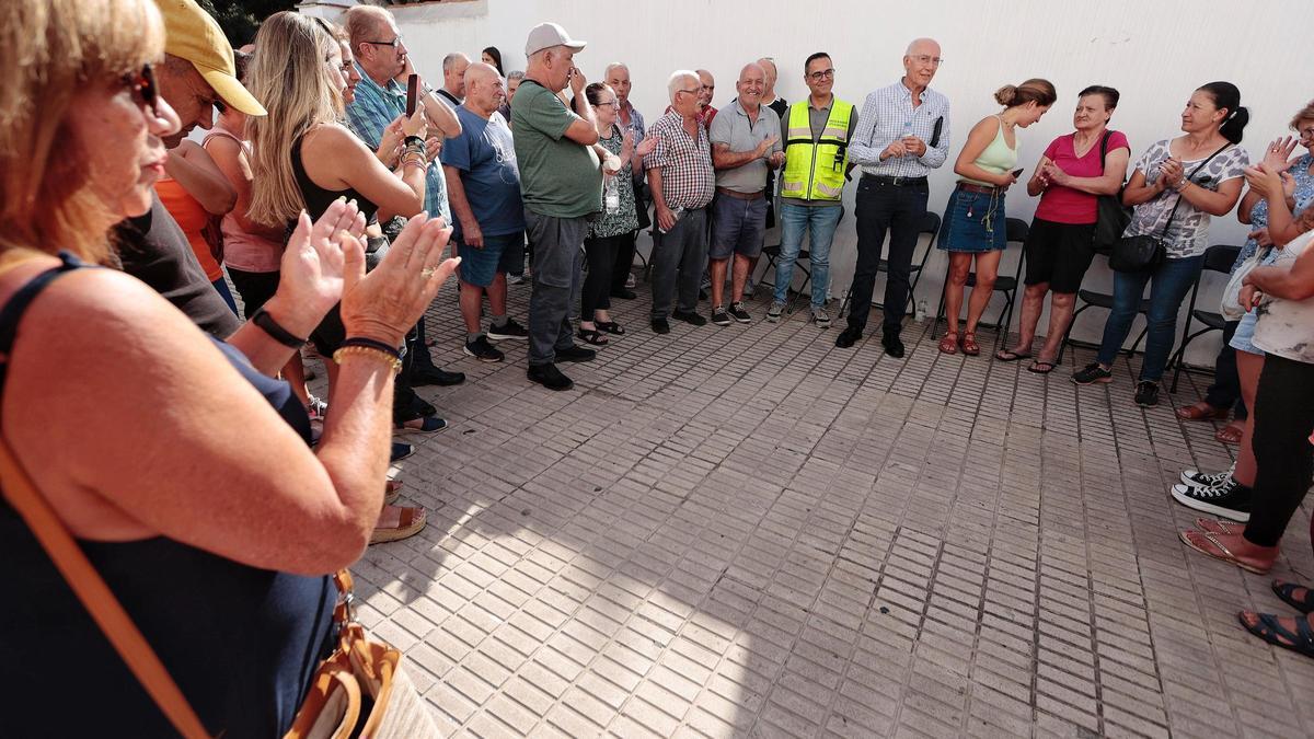 Juan Acosta anuncia a sus vecinos la vuelta a sus casas