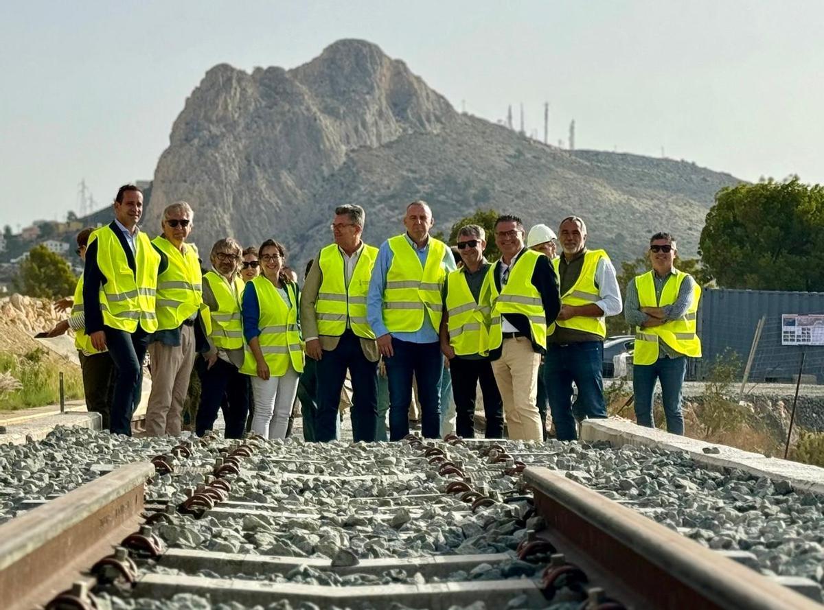 Las autoridades han recorrido el camino del tren para ver los resultados de las obras.