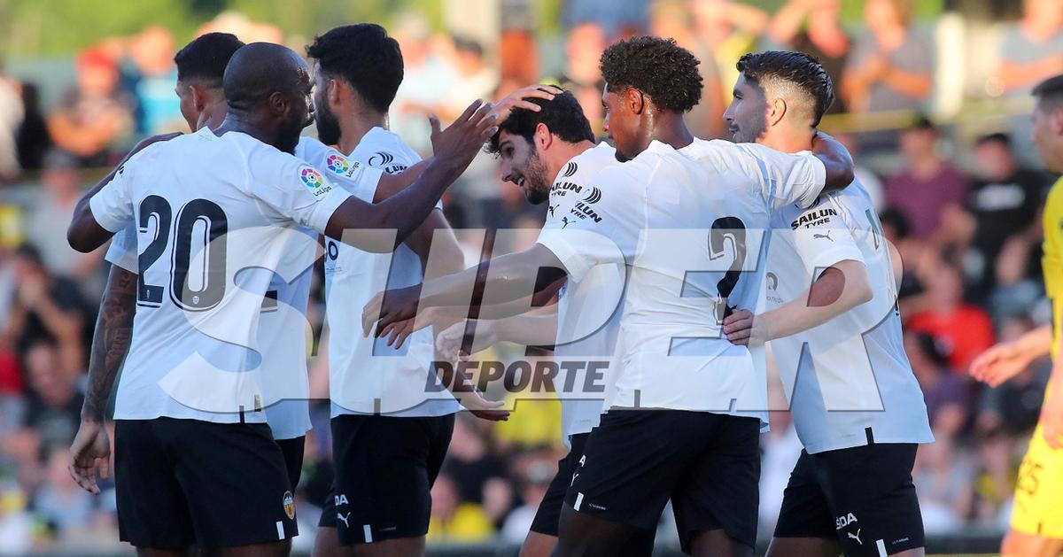 Los jugadores del Valencia celebran el 1-3 de Guedes