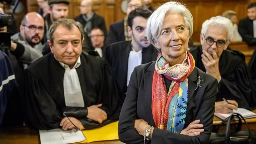 Lagarde, delante de sus abogados, en la Corte de París.