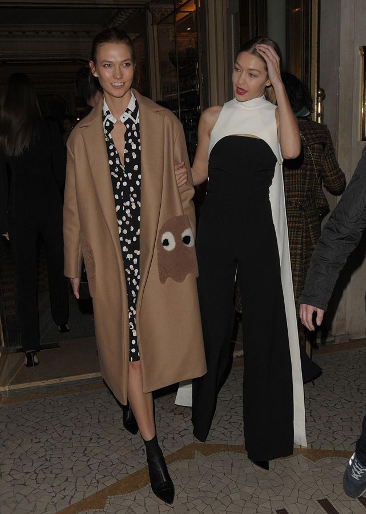 El look de Karlie Kloss en su salida con Gigi Hadid