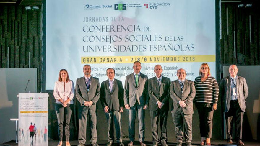 Representantes de la Asamblea de Consejos Sociales, junto con el secretario general de Universidades y el rector de la ULPGC