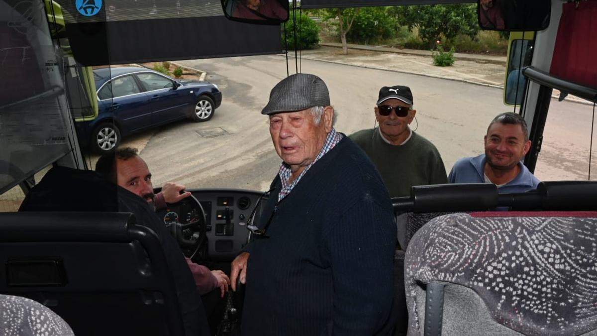 Tres de los vecinos que viajaron en autobús para votar en Novelda, con el conductor que los llevó.