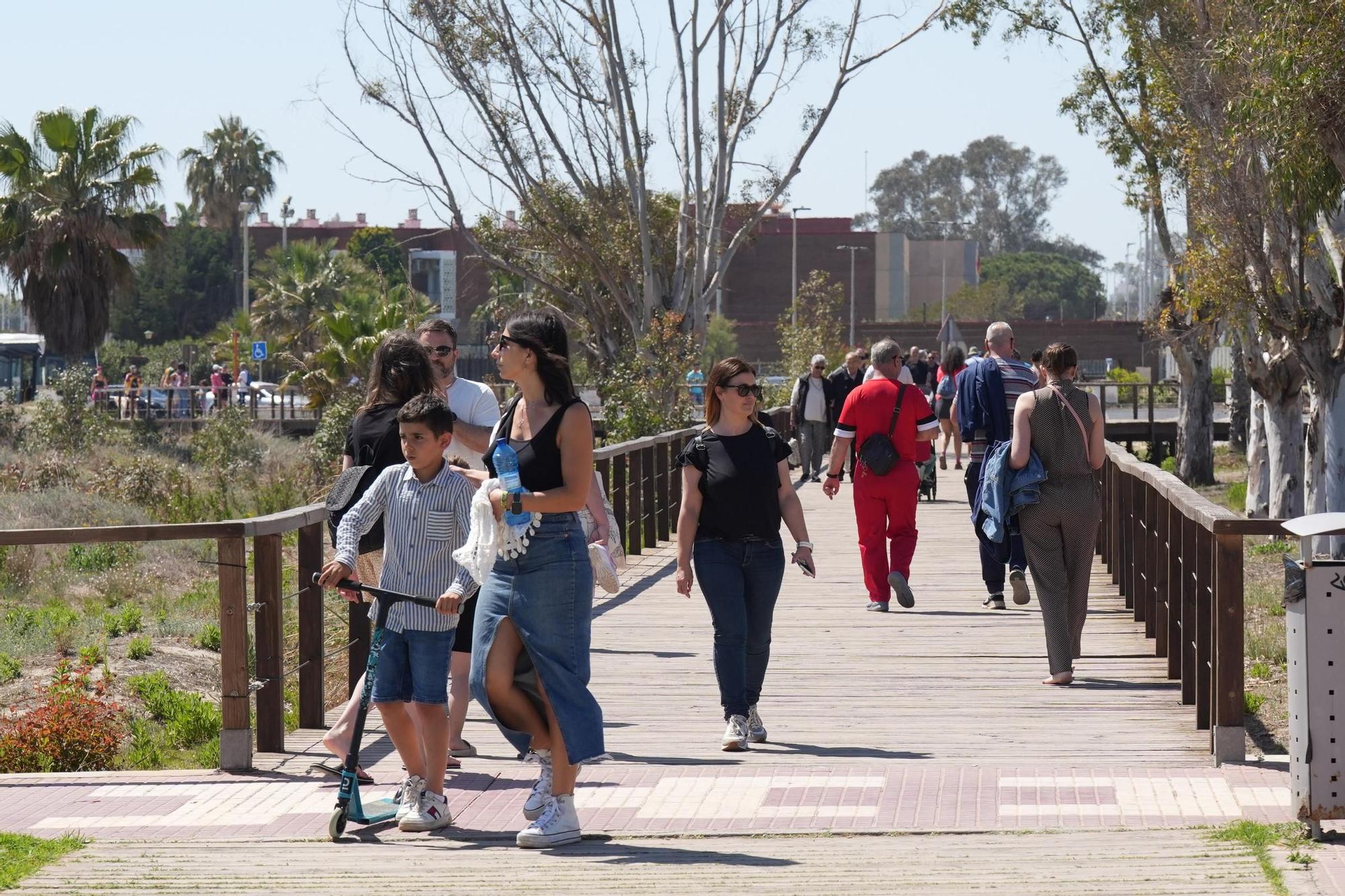 Galería de imágenes: Los castellonenses disfrutan de la playa en abril