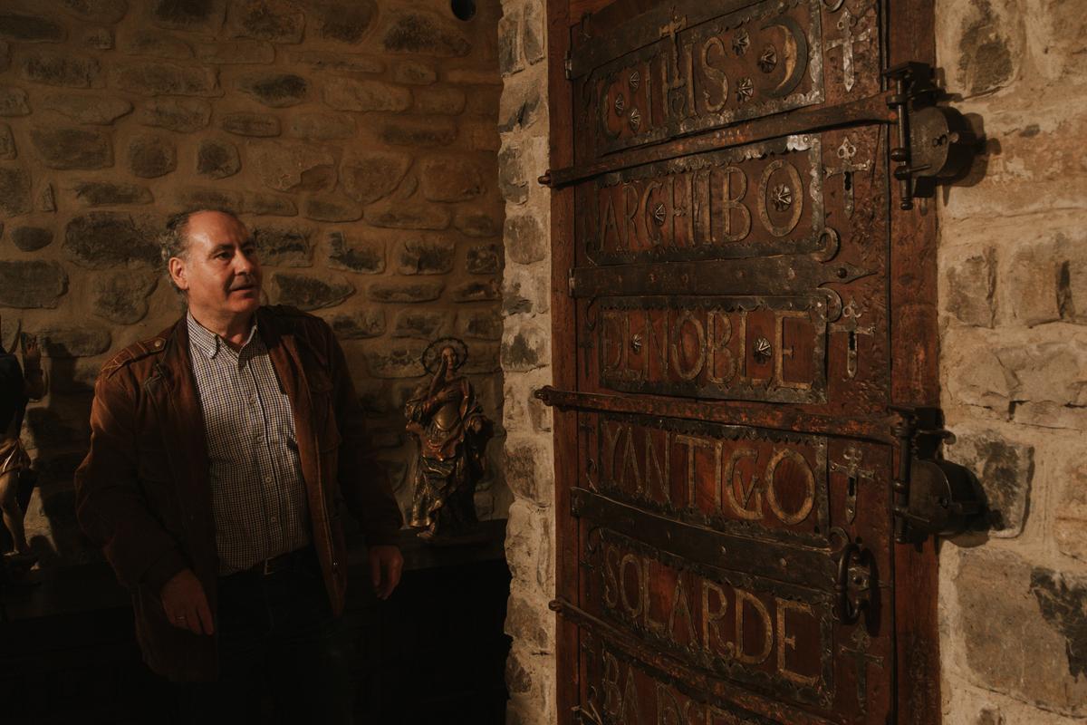 Pedro Beltrán mira la puerta de archivo del Solar de Valdeosera, en San Román de Cameros.