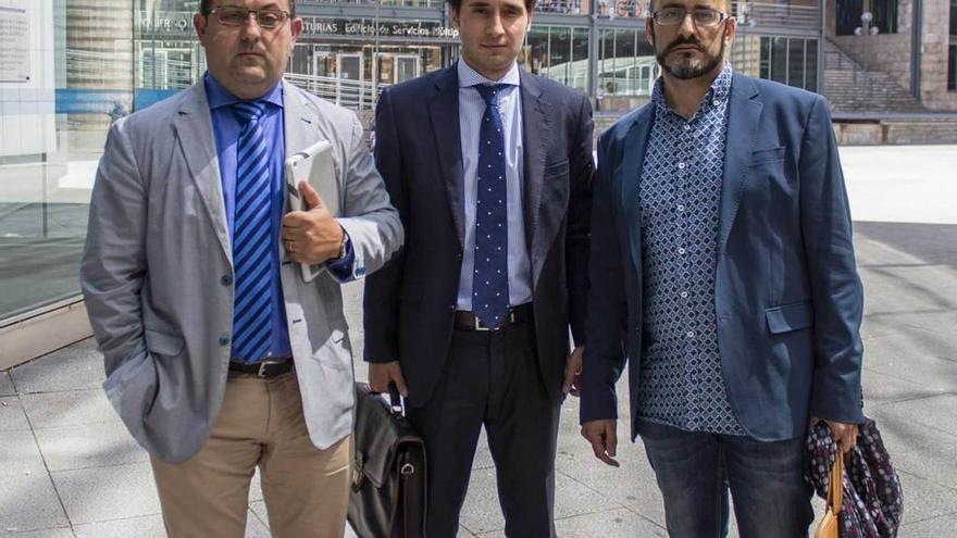 De izquierda a derecha, los abogados Carlos Redondo y Antonio Jesús Vallejo y el restaurador José Luis Alonso, ayer, a la salida del Juzgado.