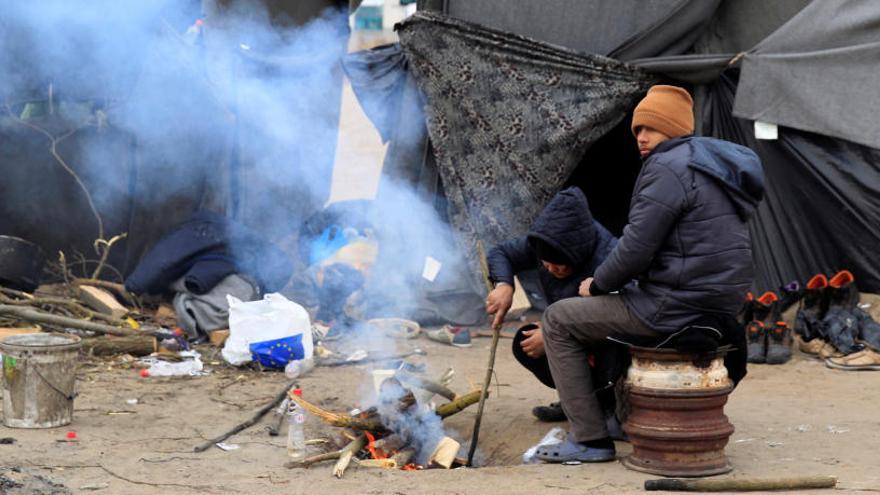 Migrantes en un campamento en la frontera serbio-húngara..