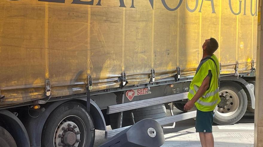 El absentismo laboral y la falta de relevo generacional: los problemas que ahogan a los transportistas de Ibiza