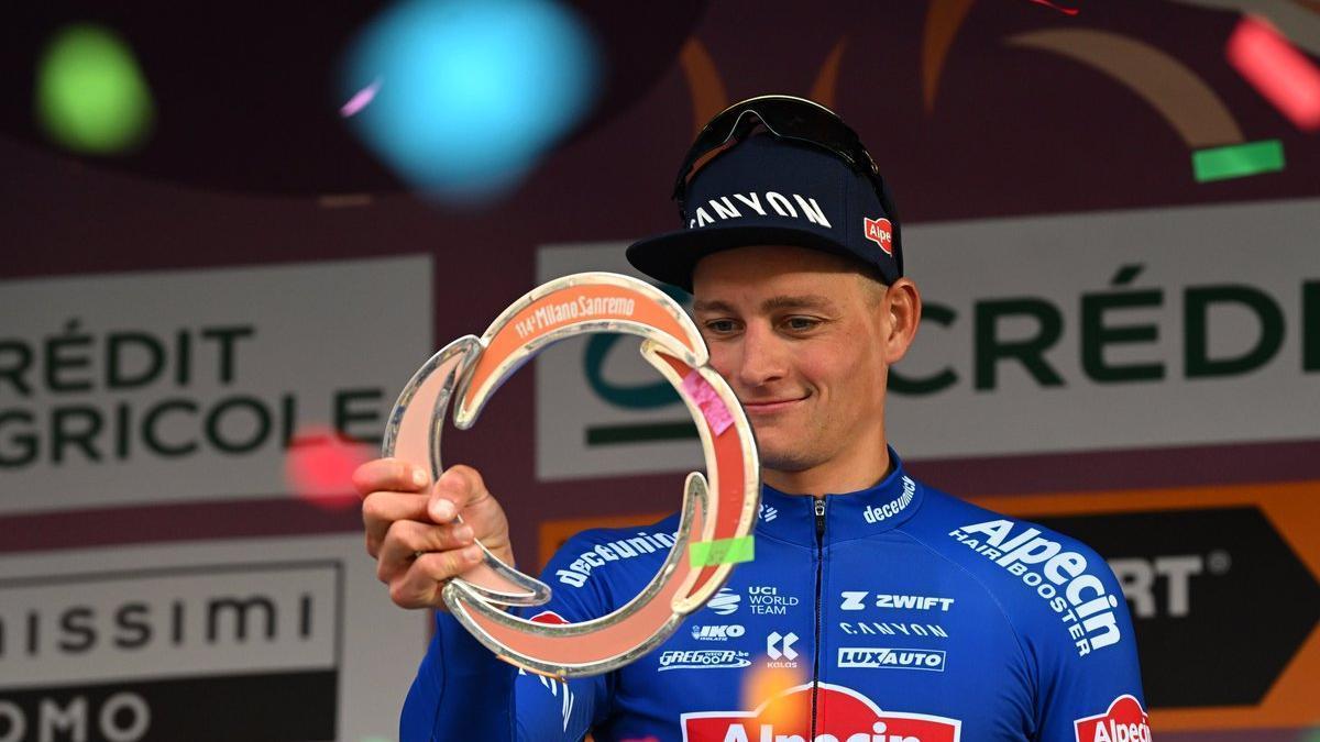 Mathieu van der Poel, en el podio de la Milán-San Remo 2023.