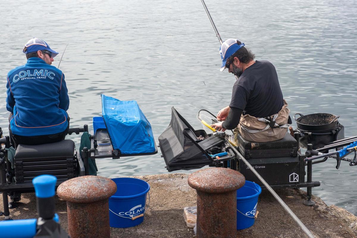 Competición de pesca en el dique de abrigo
