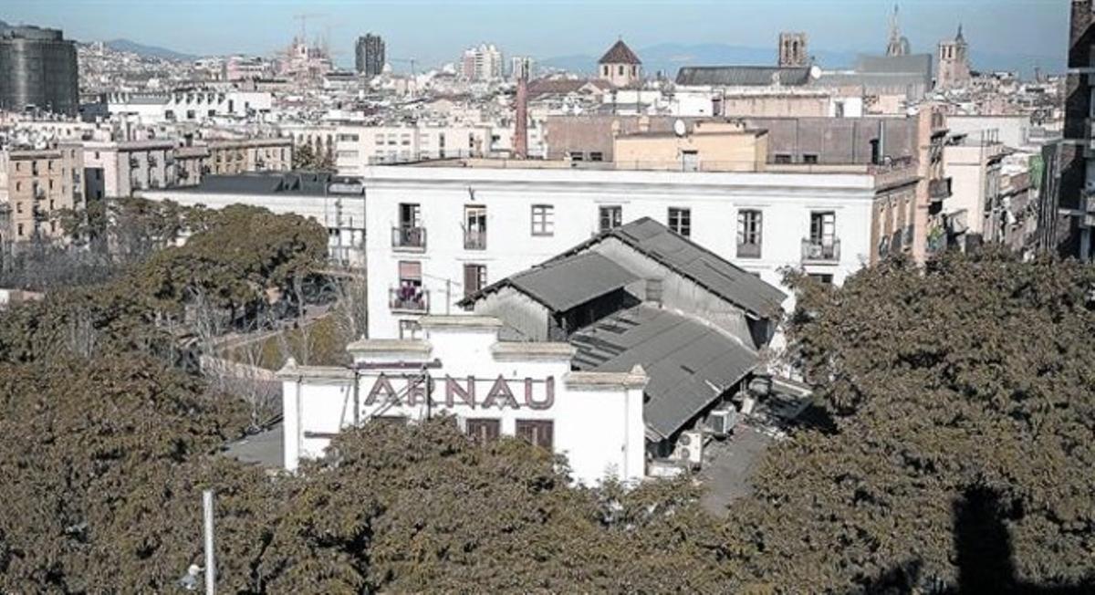 El teatre Arnau rere una frondosa arbreda, a la cantonada del Paral·lel i Nou de la Rambla, edifici abandonat i apuntalat, adquirit per l’ajuntament el març de l’any 2011.