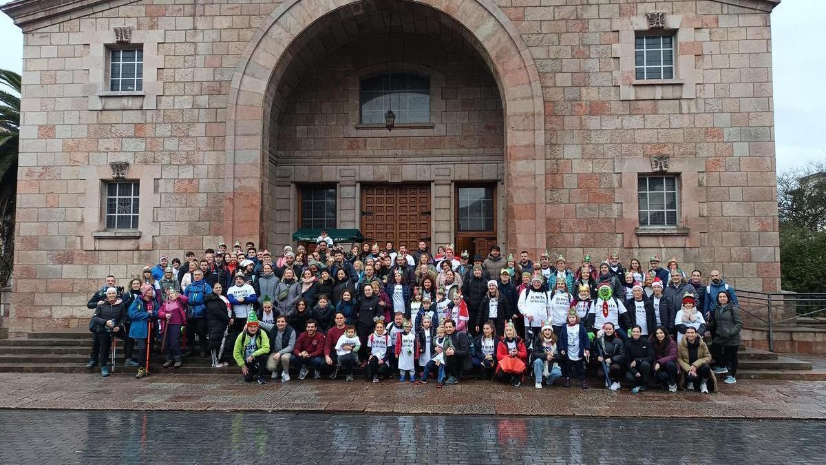 Participantes en la caminata popular.