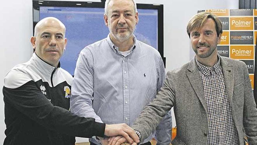 De izquierda a derecha, Félix Alonso, Guillem Boscana y Vicenç Palmer, responsable de Palmer Inmobiliaria, patrocinador.