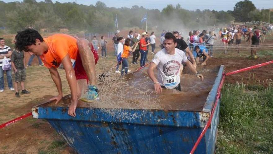 Una de las pruebas que tuvieron que superar los corredores en La Nucía.