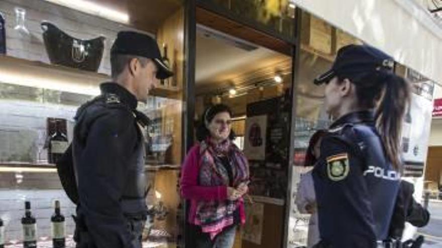 Dos policías de la nueva brigada de atención al ciudadano charlan con una comerciante en Gabriel Miró.