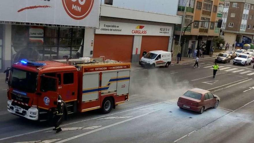 El servicio municipal de emergencias, ayer, tras apagar el coche incendiado.