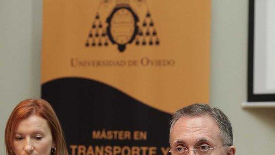 Adolfo Menéndez, durante su intervención, junto a Eugenia Suárez.