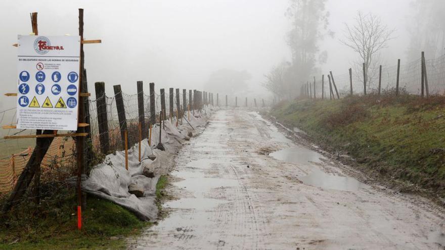 Obras en la pista de acceso al parque eólico del monte Acibal.   | // G.S.