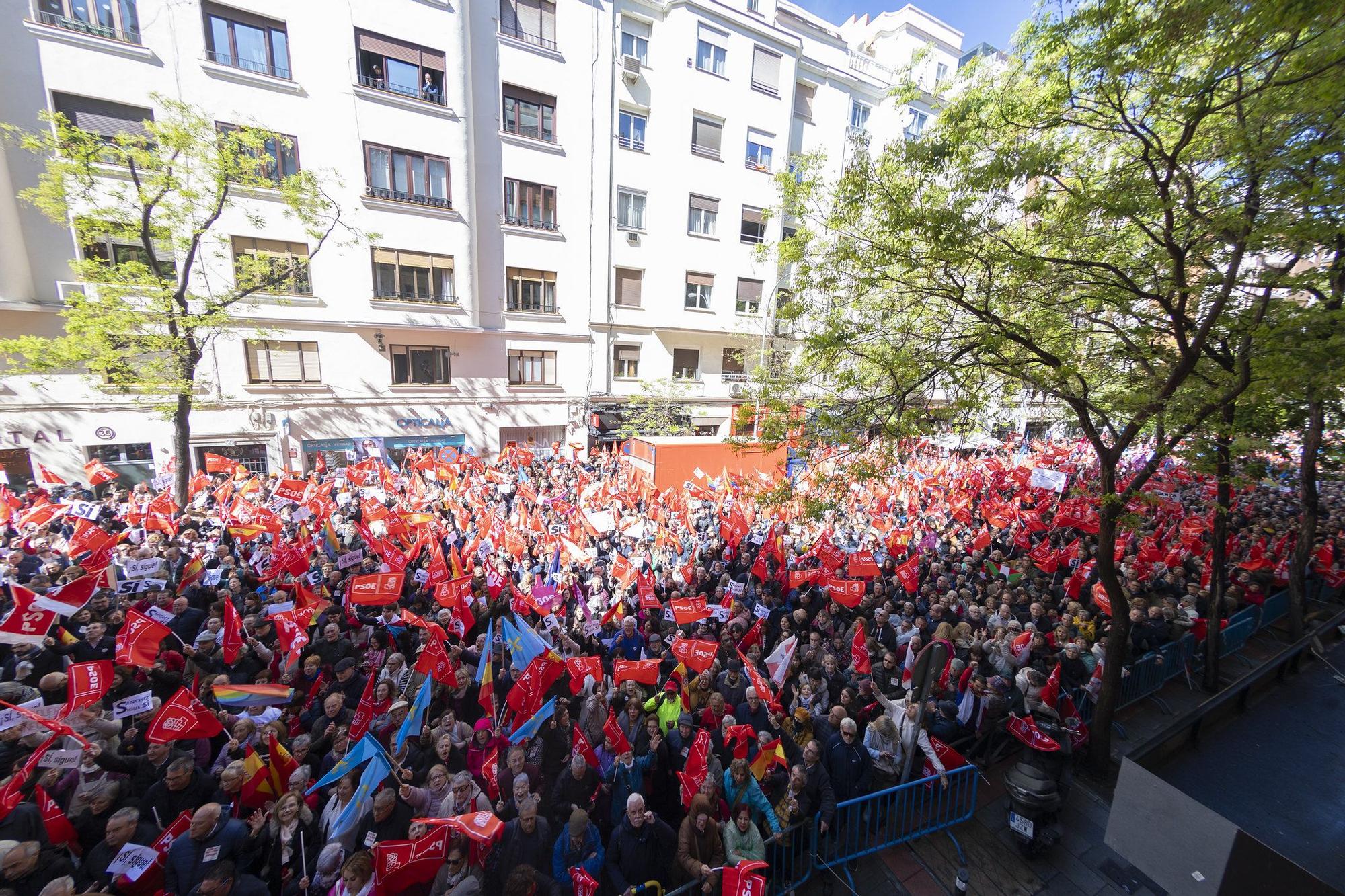 Uns 10.000 simpatitzants i militants del PSOE s'han congregat aquest matí davant la seu central del partit al carrer de Ferraz, a Madrid, per a recolzar al seu líder, Pedro Sánchez, i demanar-li que no deixi la presidència del Govern, han informat a EFE fonts socialistes.
