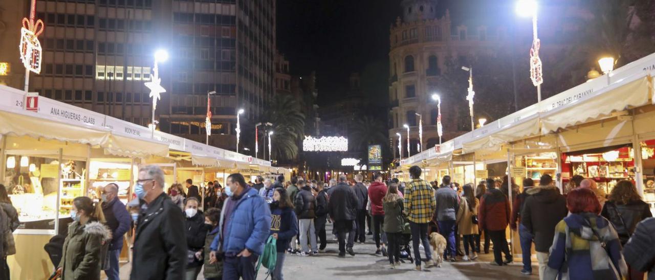 Ambiente navideño en la Feria de Artesanía de València, durante las pasadas fiestas.  | F.BUSTAMANTE