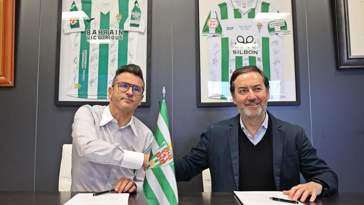 Iván Ania, a la izquierda, junto al CEO Antonio Fernández Monterrubio en su renovación con el Córdoba CF.