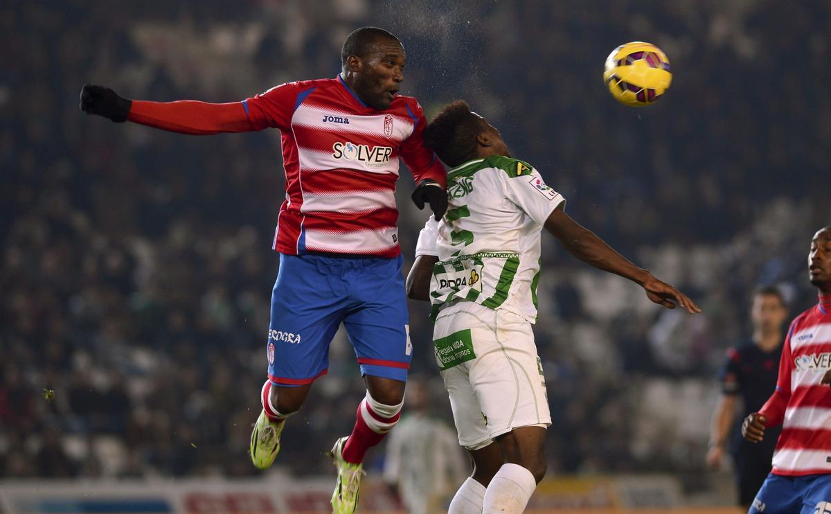 Babin, en su etapa en el Granada, durante el encuentro contra el Córdoba CF en El Arcángel, con el malogrado Patrick Ekeng.