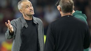 Luis Enrique i Hansi Flick se saluden al final del partit, ahir a la nit a Montjuïc.