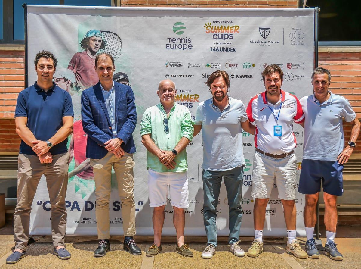 A la final de la Copa del Sol, celebrada en el Club de Tenis Valencia, asistió el director general de Deporte, Luis Cervera; el presidente de la FTCV, Paco Vicent; los directivos del CT Valencia, Alfonso León e Iñaki García, en la foto junto al director deportivo del Club, Pepe Aupí.