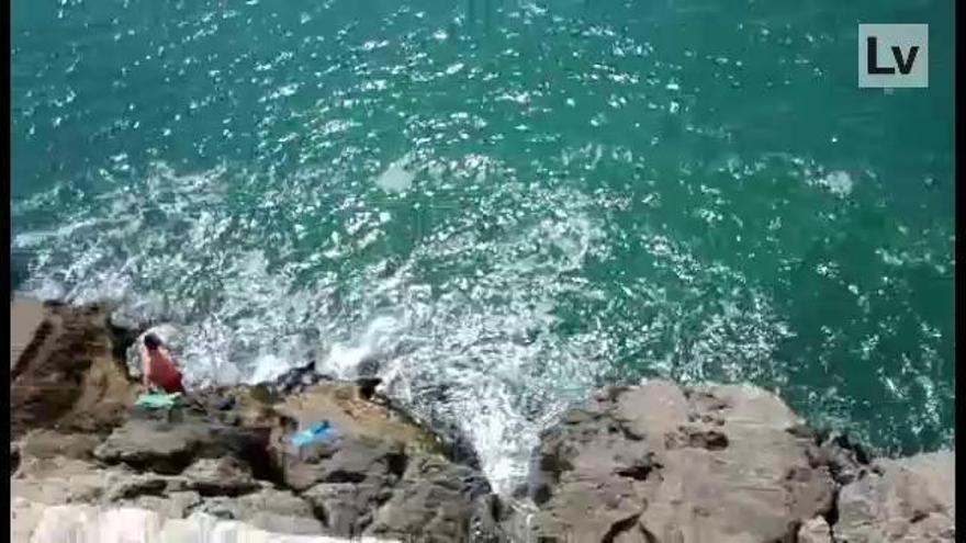 Rescatan a un hombre inconsciente tras caer al mar desde una zona rocosa del Faro de Cullera