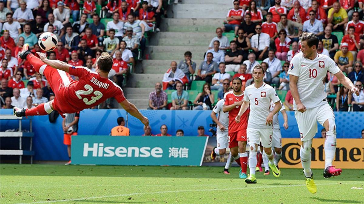 Shaqiri marcó un golazo de chilena