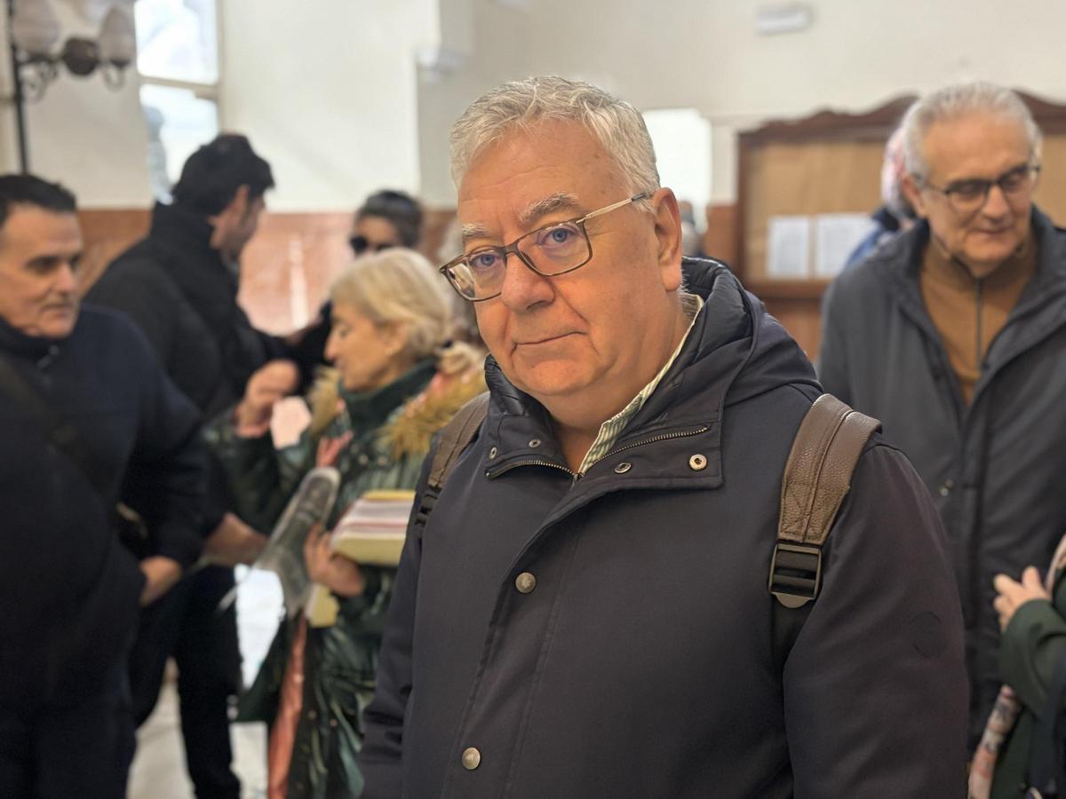 Pepe Moreno Losada, sacerdote, en el Ayuntamiento de Badajoz durante la entrega de las más de 300 firmas reclamando soluciones para las personas sin hogar.