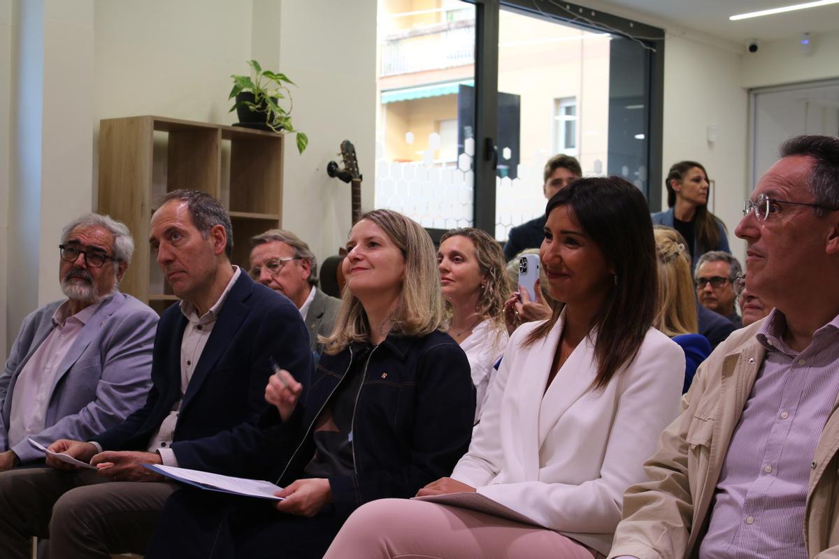 La consellera de Drets Socials, Mònica Martínez Bravo, junto a la concejala del Ayuntamiento de Badalona, Eva Guillén, durante el 30 aniversario del centro de día Folre de Badalona