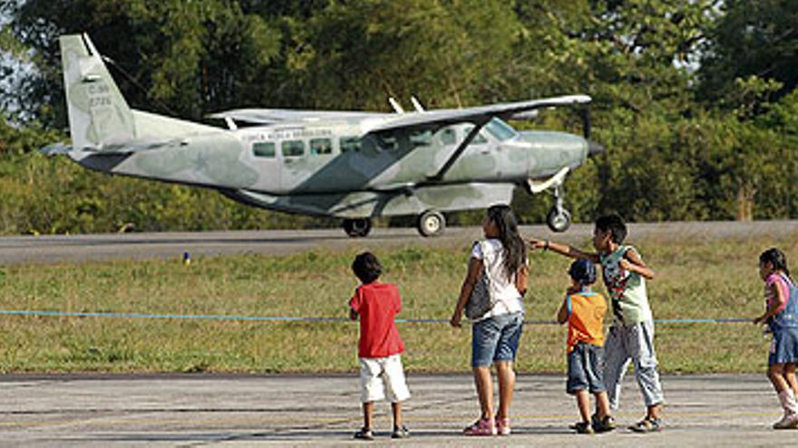 Una tribu encuentra a los supervivientes de un accidente de avión